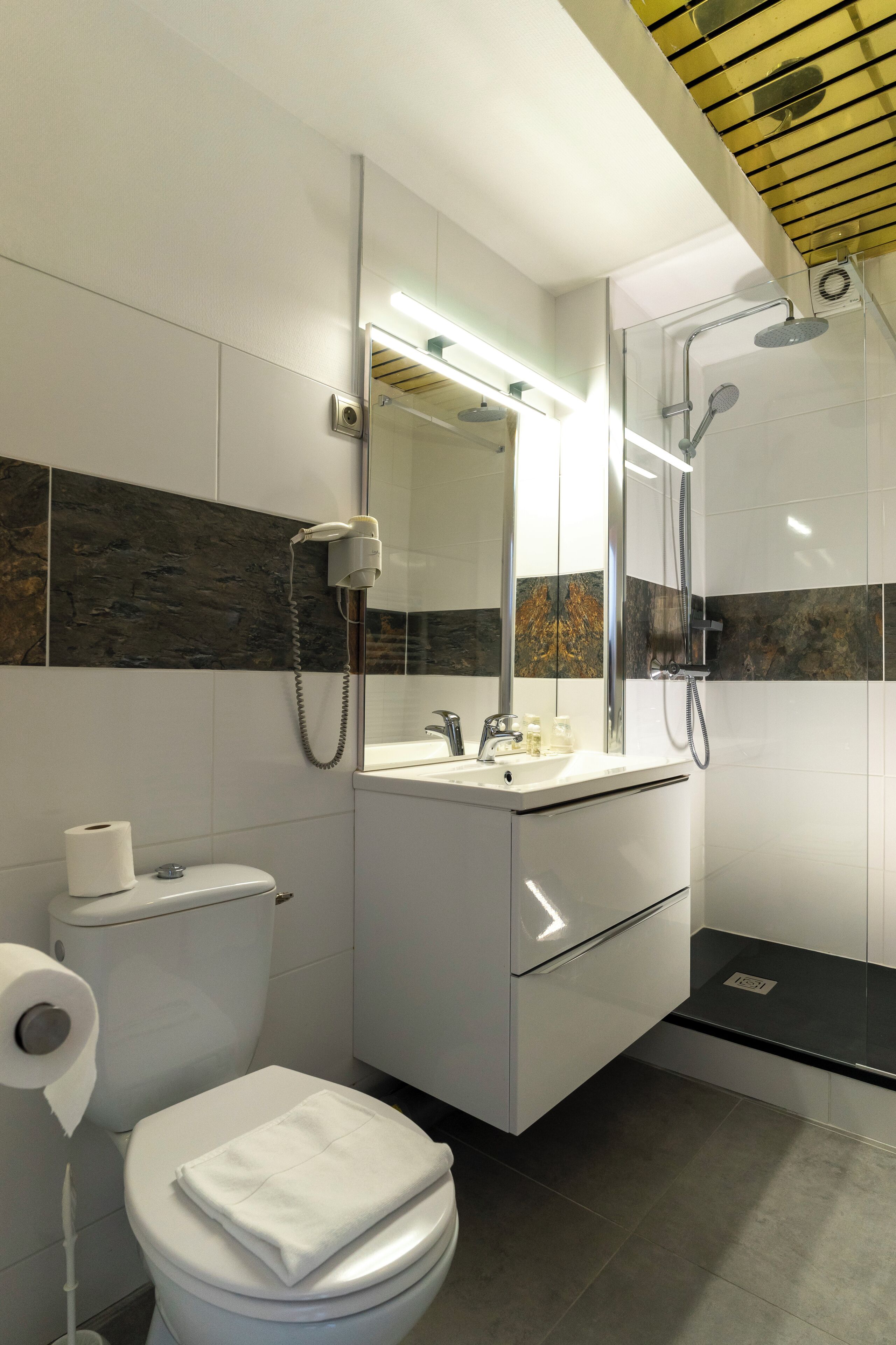 Vierbettzimmer | Badezimmer | Dusche, Regendusche, kostenlose Toilettenartikel, Haartrockner