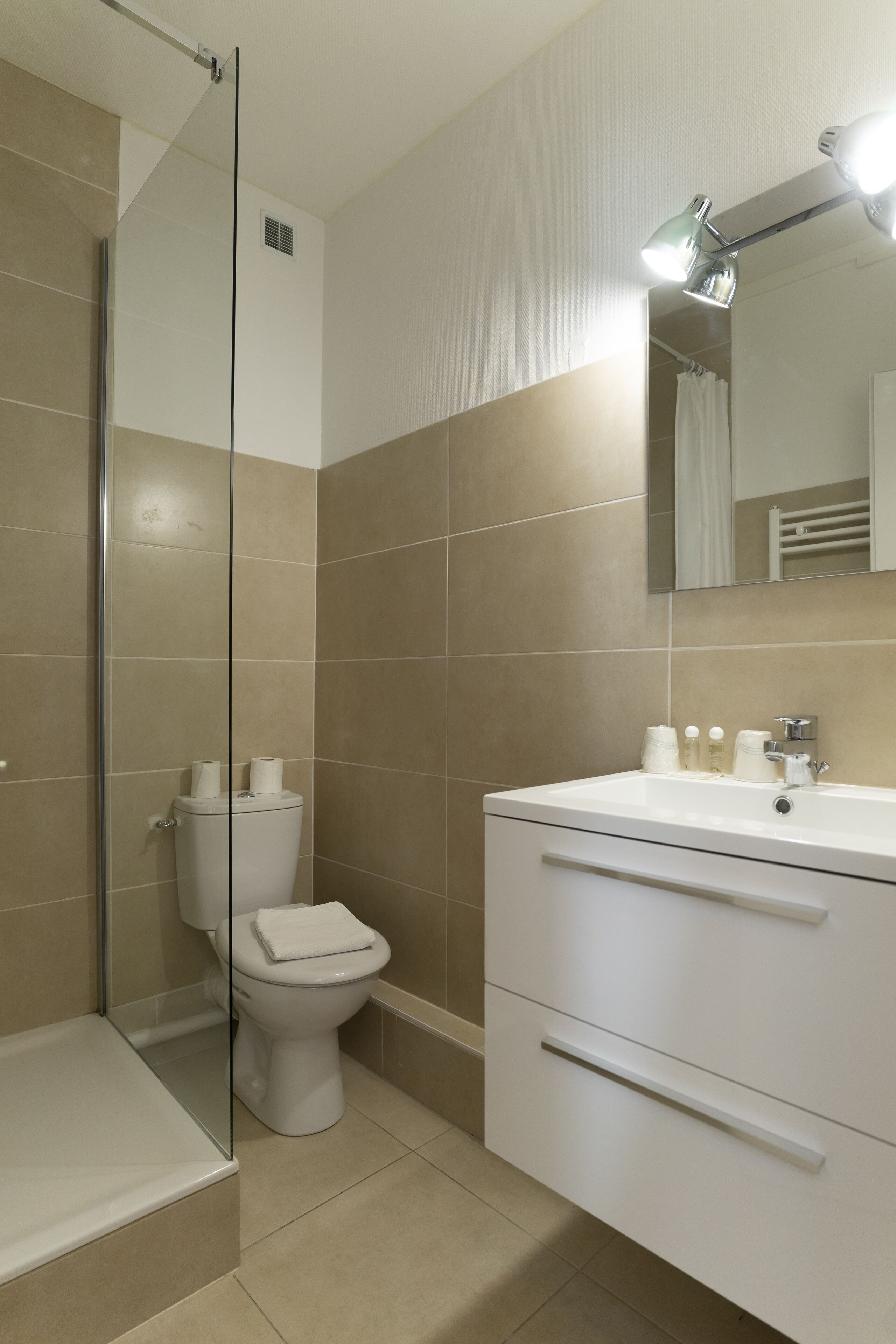 twin room | 1 bedroom, individually decorated, individually furnished, desk