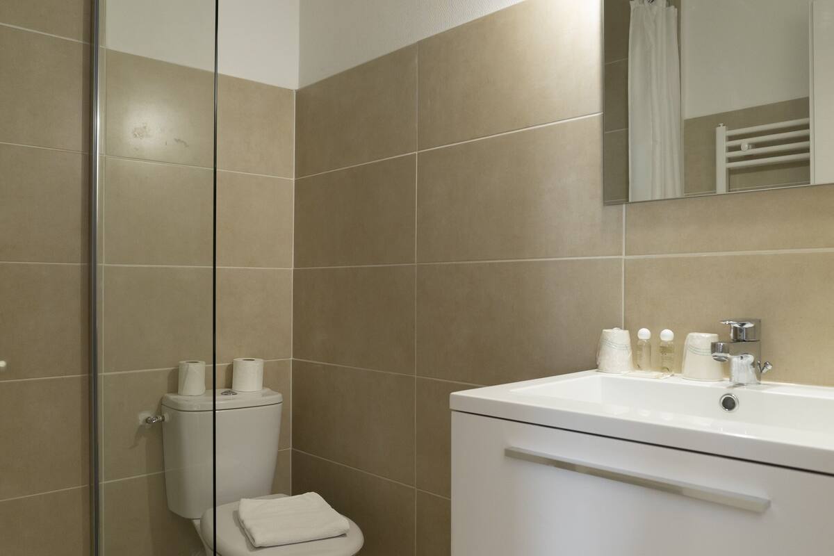 twin room | 1 bedroom, individually decorated, individually furnished, desk