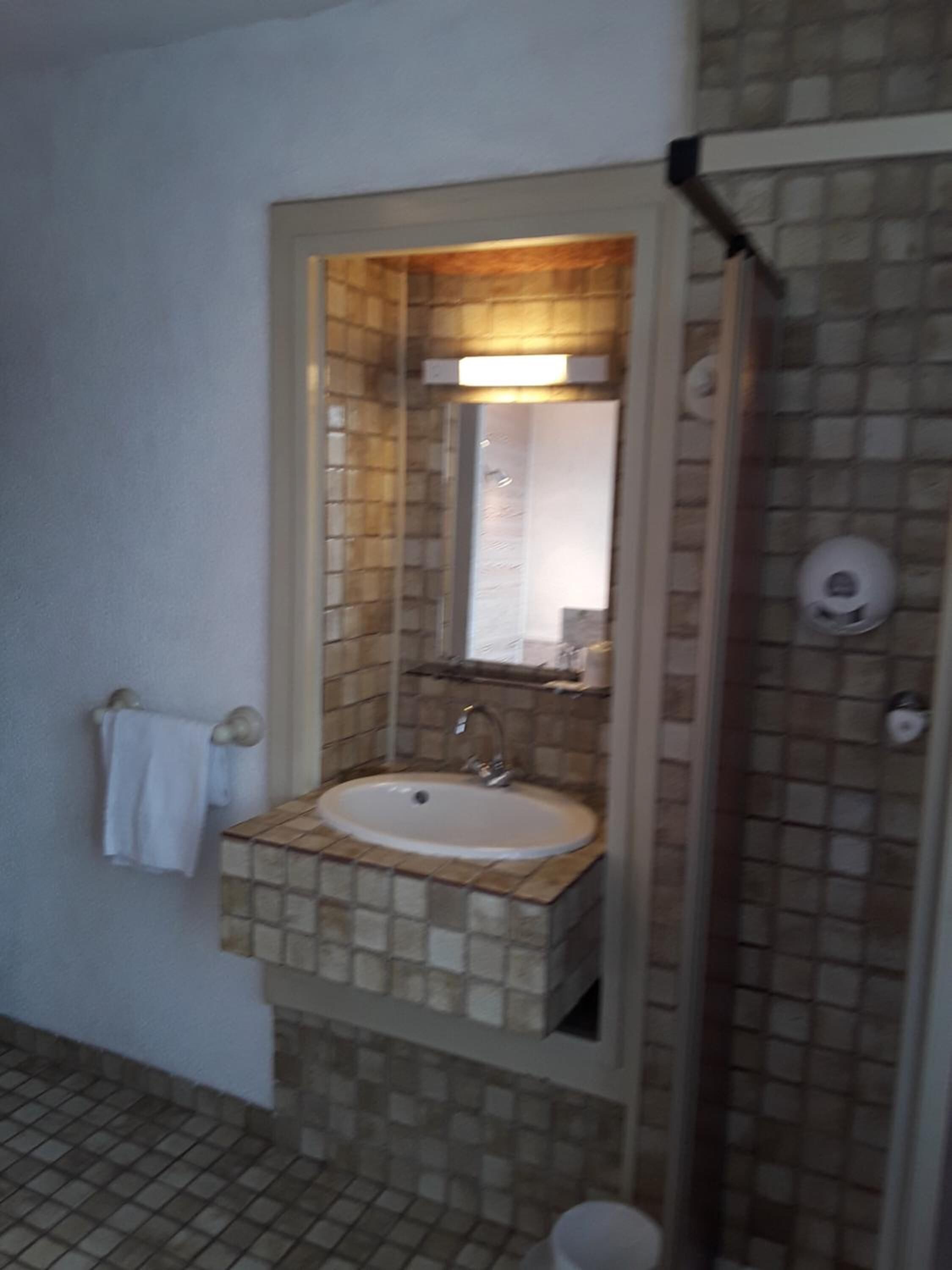 single room (shared toilets) | bathroom | shower, rainfall showerhead, free toiletries, hair dryer