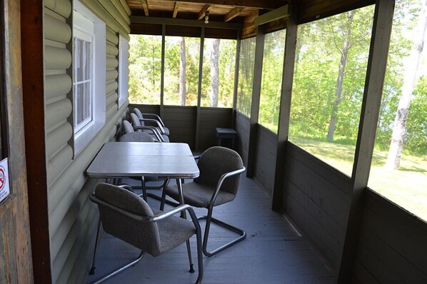 Casa de campo econômica, 4 quartos (Cottage# 8) | Sacada