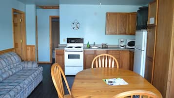 Deluxe Cottage, 3 Bedrooms, Lake View (Cottage #4) | Private kitchen