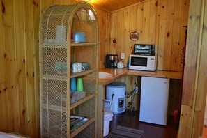 Cabana conforto, 1 quarto (Cottage #5) | Cozinha americana privada | Geladeira, cafeteira/chaleira, torradeira, forno com torradeira