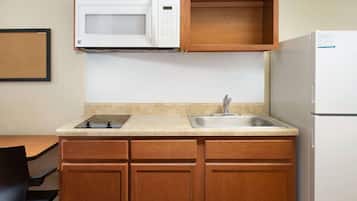 Full-sized fridge, microwave, stovetop, freezer