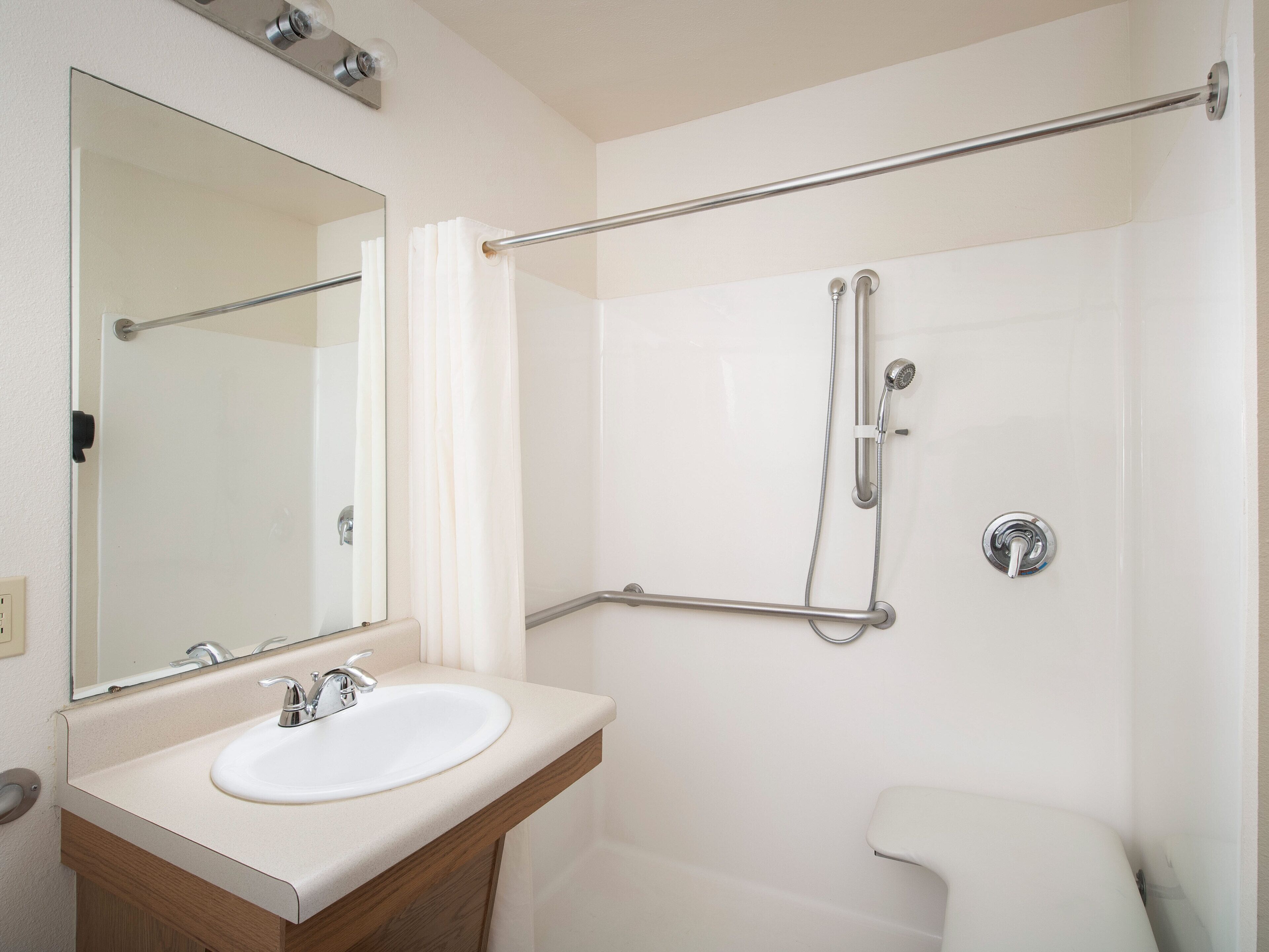 Room, 1 Queen Bed, Accessible, Non Smoking (Roll-in Shower) | Bathroom