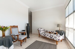 Lobby sitting area - Millard Crescent Guest House (Gqeberha (Port Elizabeth))