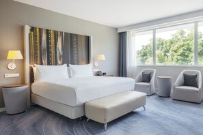 Minibar, caja de seguridad en la habitación y escritorio 