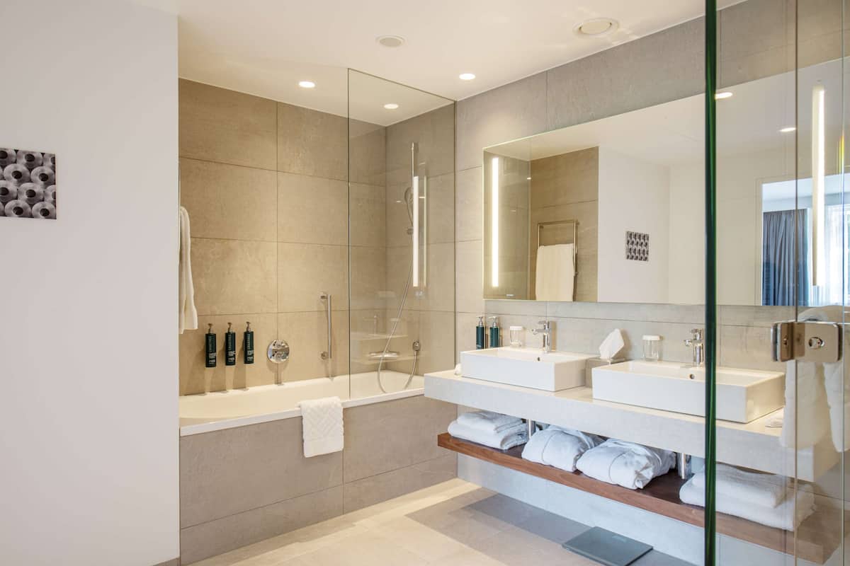 presidential suite | bathroom | combined shower/bathtub, free toiletries, hair dryer, bathrobes