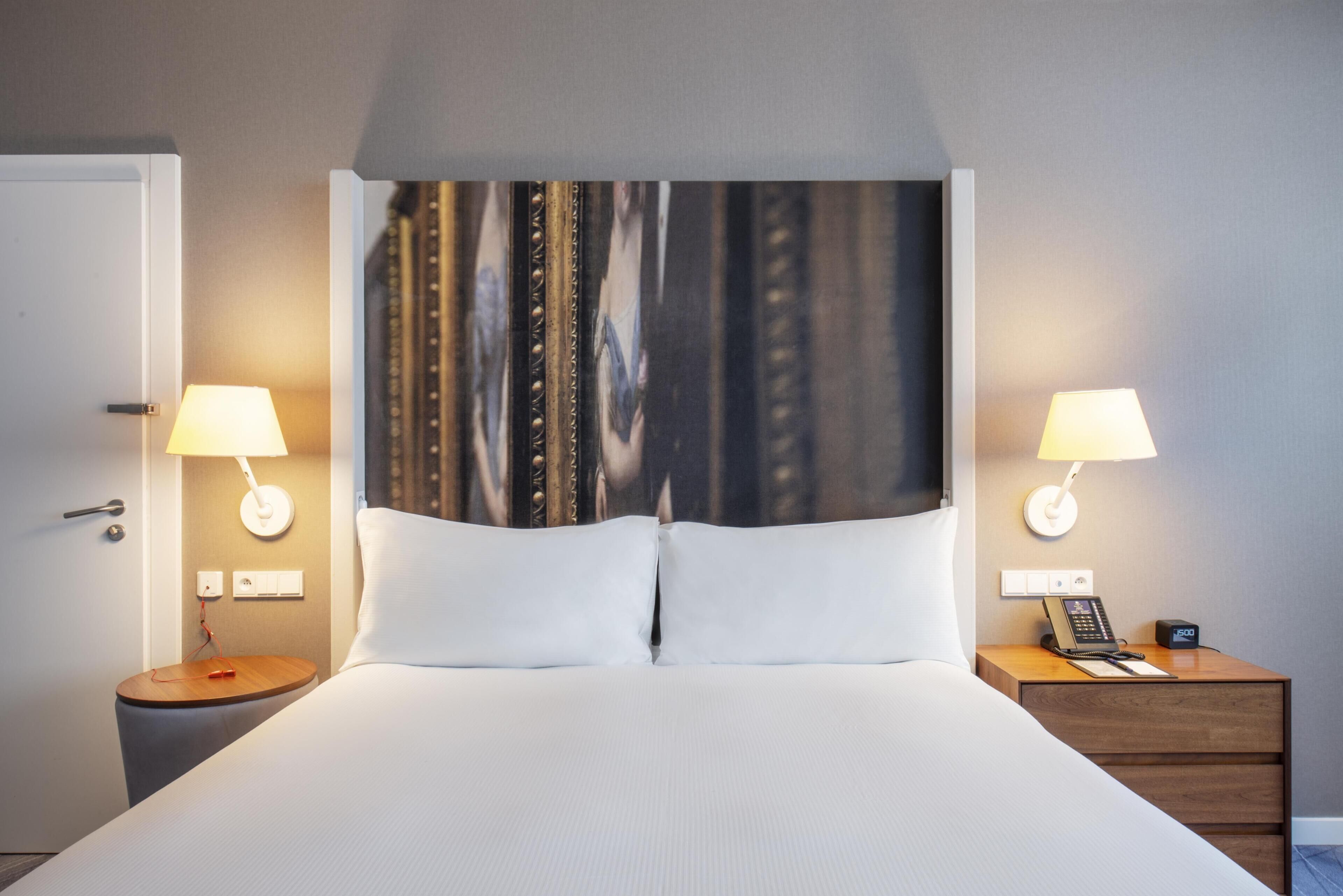 Minibar, caja de seguridad en la habitación y escritorio 