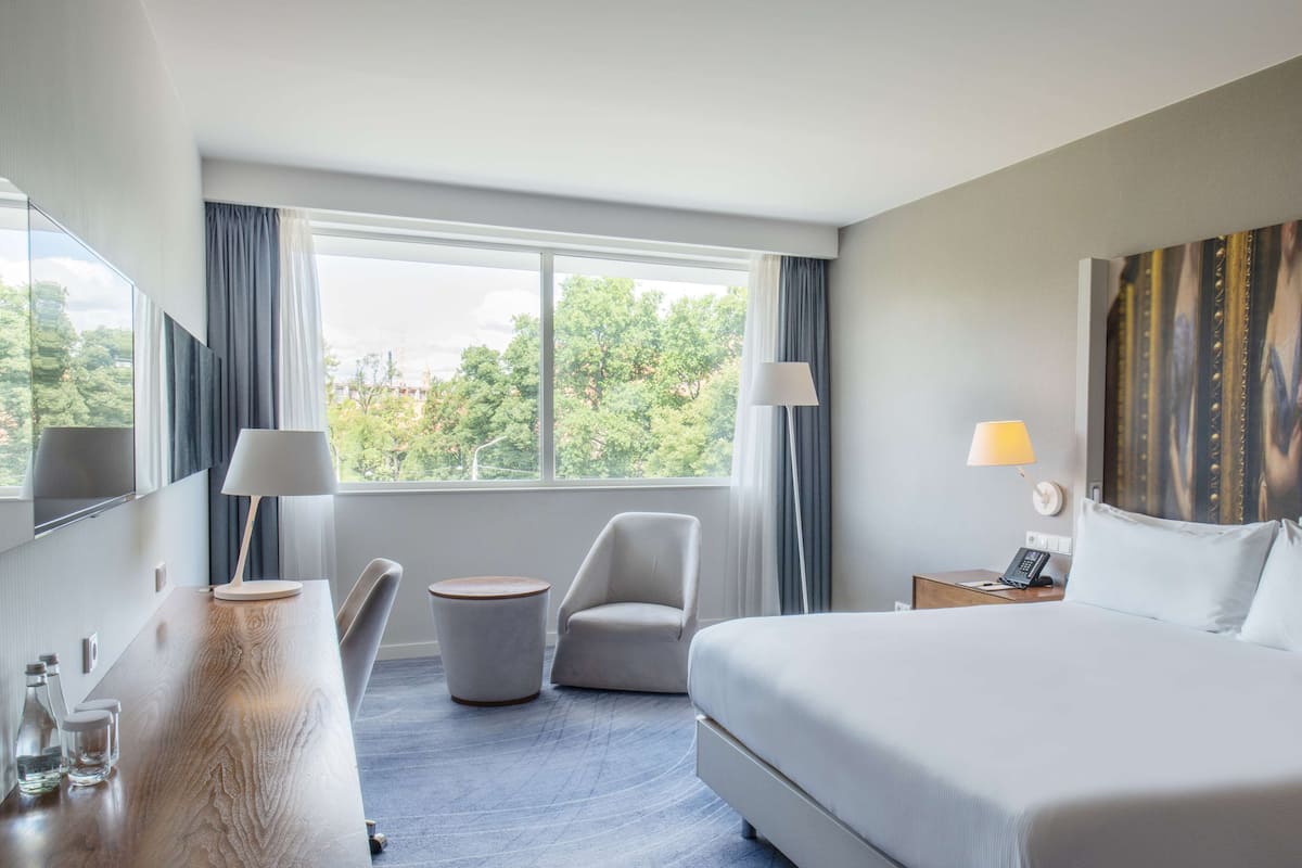 Minibar, caja de seguridad en la habitación y escritorio