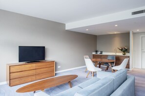 Minibar, caja de seguridad en la habitación y escritorio 