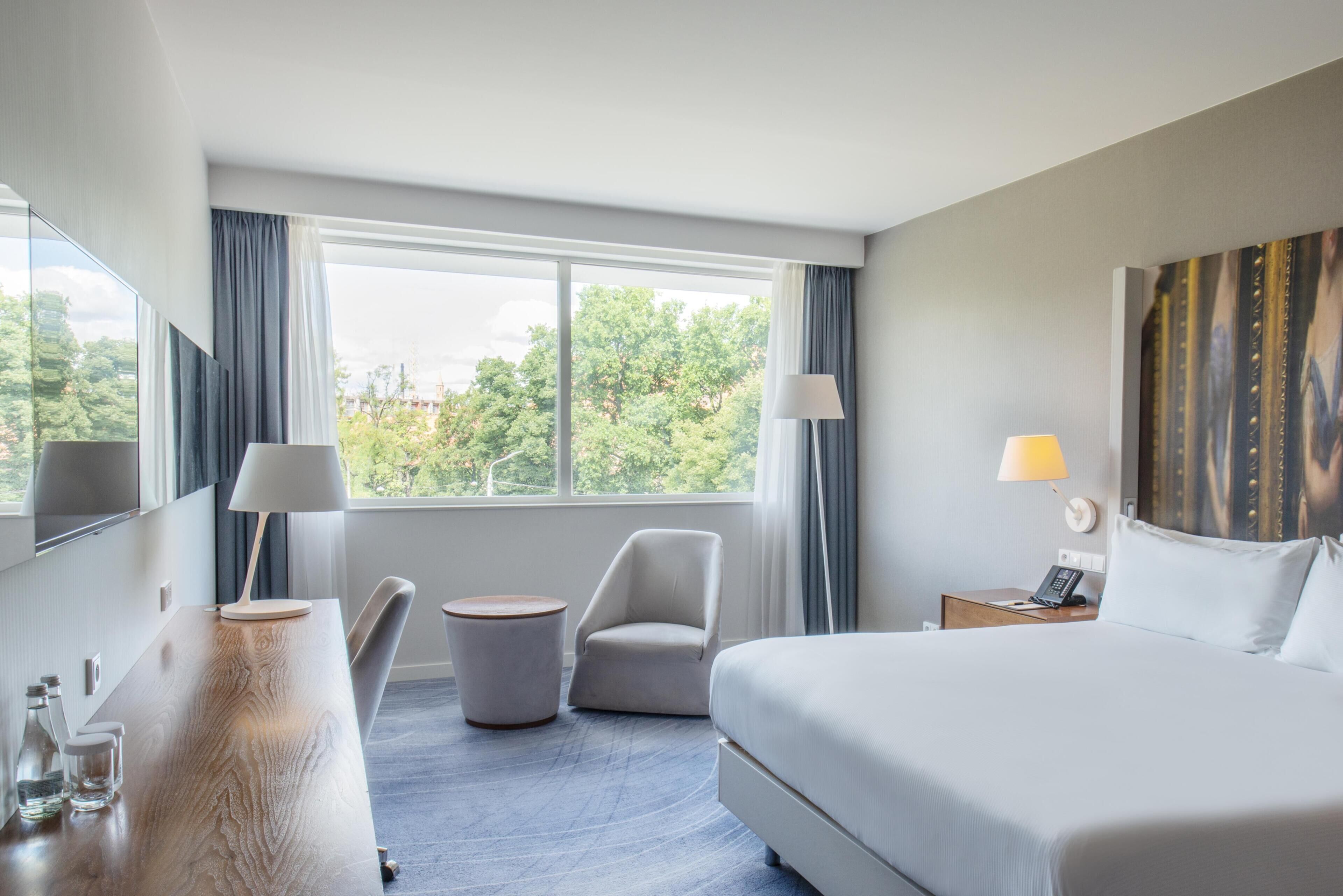 Minibar, caja de seguridad en la habitación y escritorio 