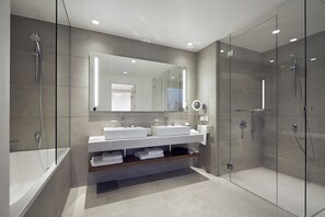 Minibar, in-room safe, desk, blackout curtains - DoubleTree by Hilton Hotel Wroclaw (Wroclaw)