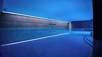 Una piscina cubierta (de 09:00 a 21:00), tumbonas