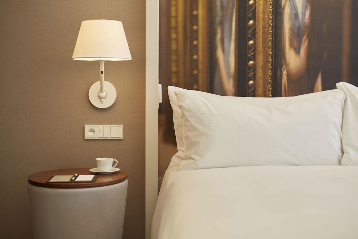 Minibar, safe på rommet, skrivebord og blendingsgardiner