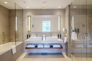 Ovo Suite | Bathroom | Combined shower/tub, free toiletries, hair dryer, bathrobes - DoubleTree by Hilton Hotel Wroclaw (Wroclaw)