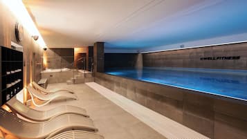 Piscina coperta, con ingresso dalle 09:00 alle 21:00, lettini