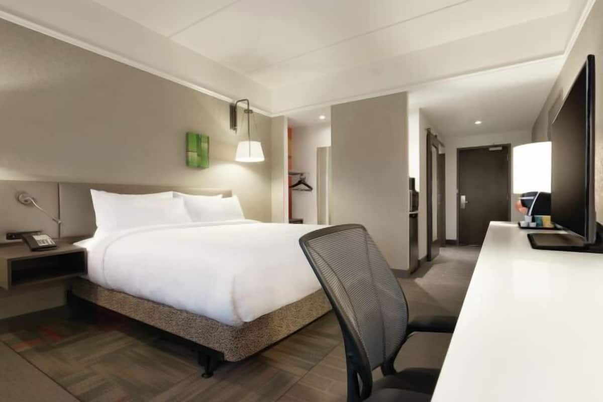 Escrivaninha, espaço de trabalho para notebook, cortinas blackout