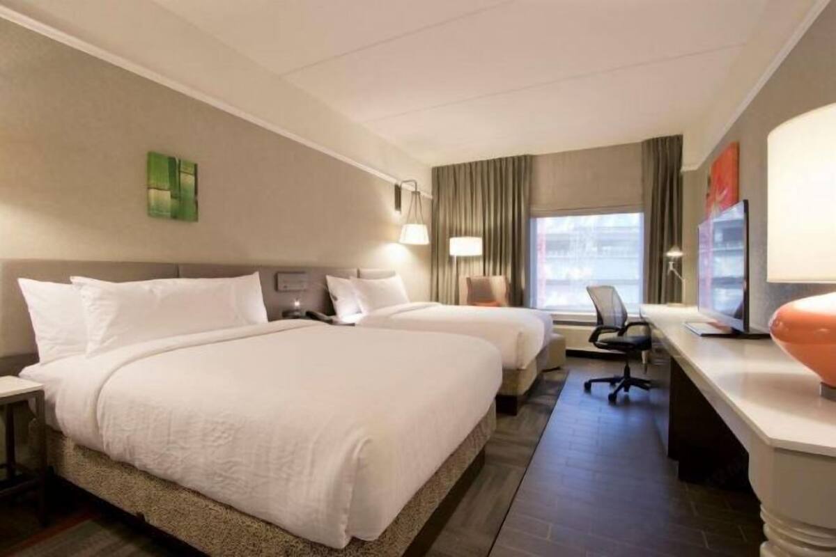 Escrivaninha, espaço de trabalho para notebook, cortinas blackout