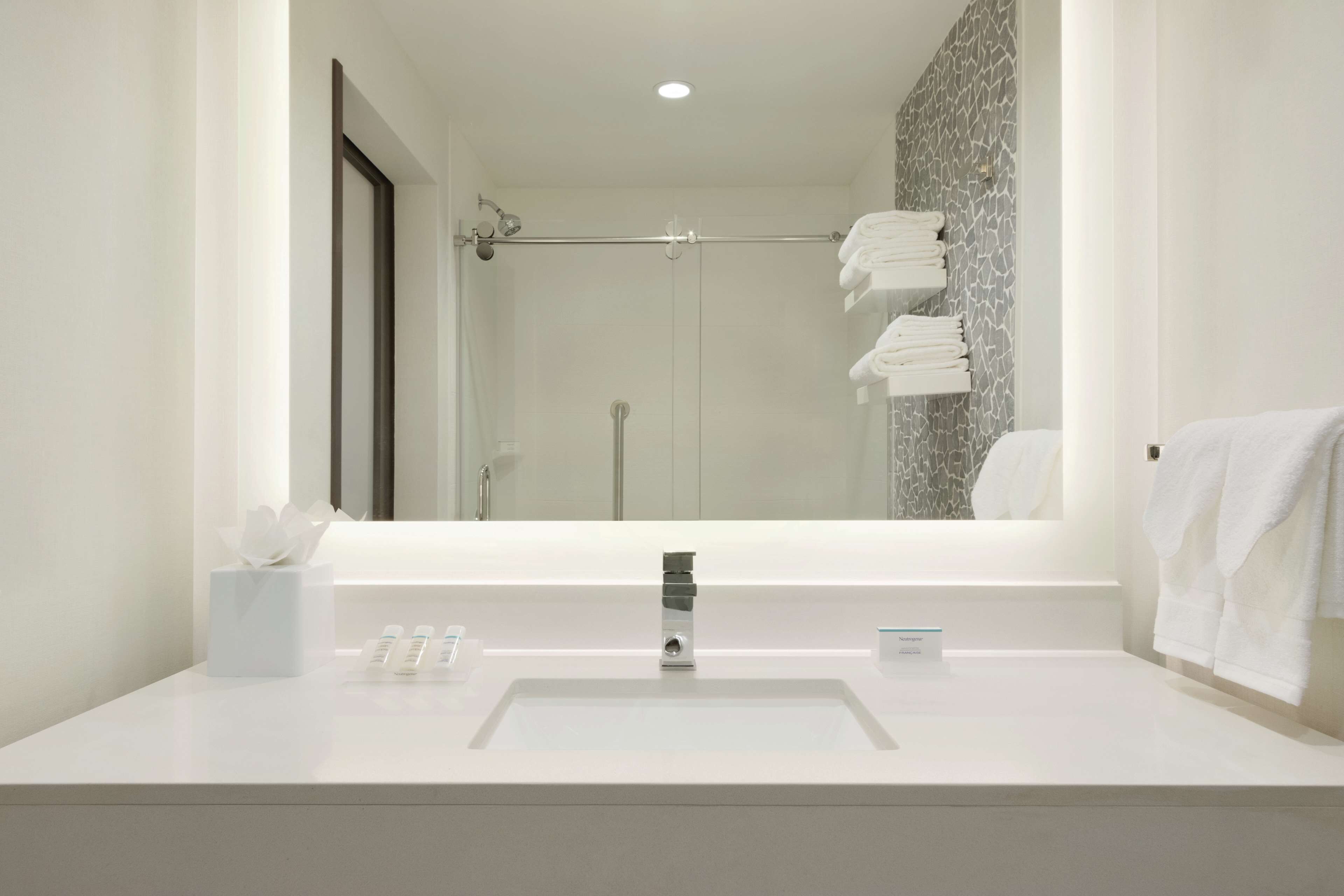 room, 1 king bed | bathroom | combined shower/bathtub, free toiletries, hair dryer, towels