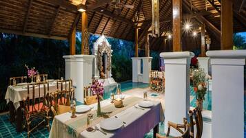 Serveert ontbijt, lunch en diner