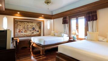 Family Room | Minibar, in-room safe, desk, blackout drapes