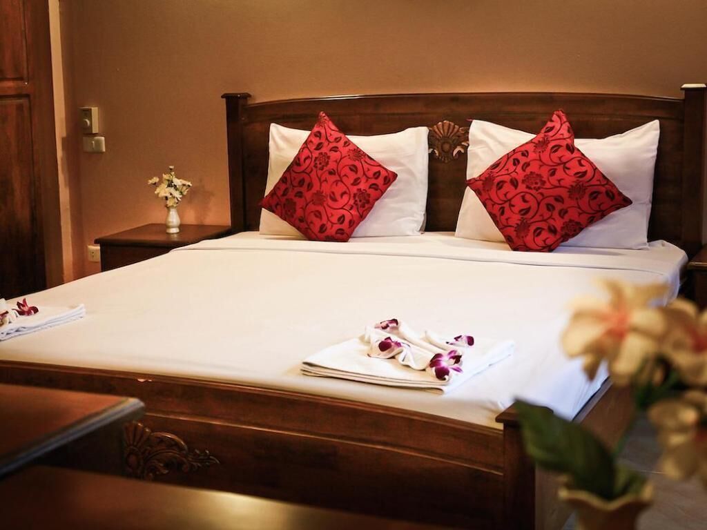 In-room safe, desk, free WiFi