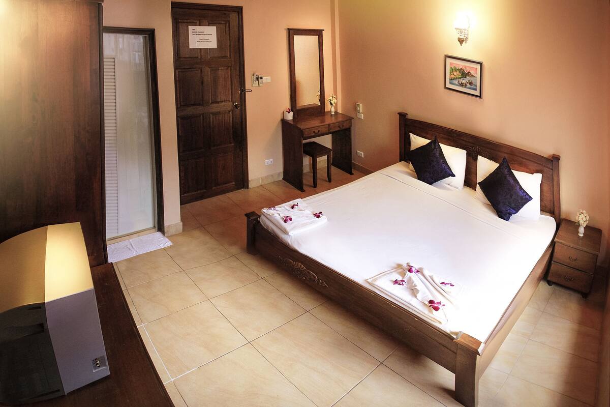 In-room safe, desk, free WiFi