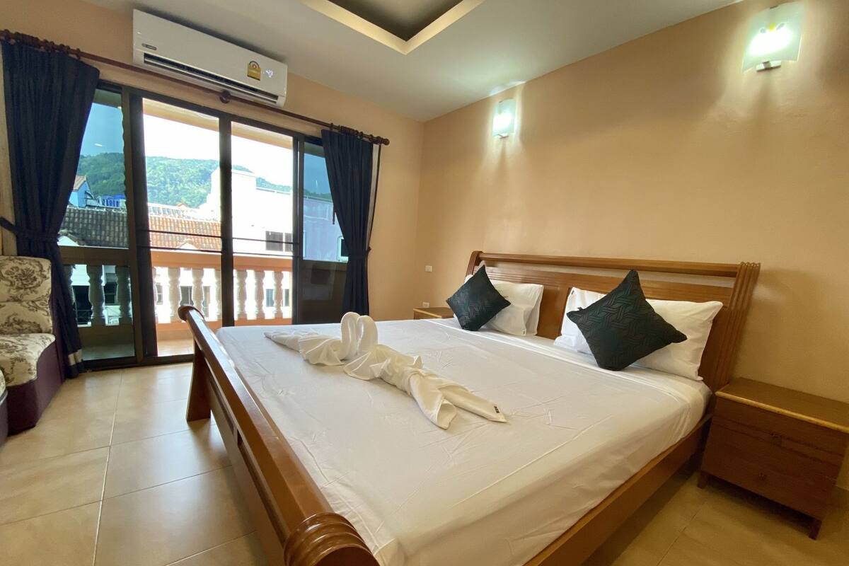 In-room safe, desk, free WiFi