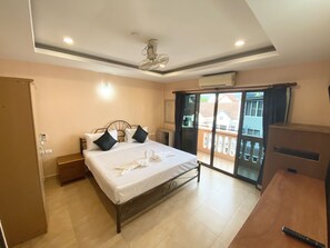 Habitación doble Deluxe, vista a la ciudad | Caja de seguridad en la habitación, escritorio y wifi gratis 