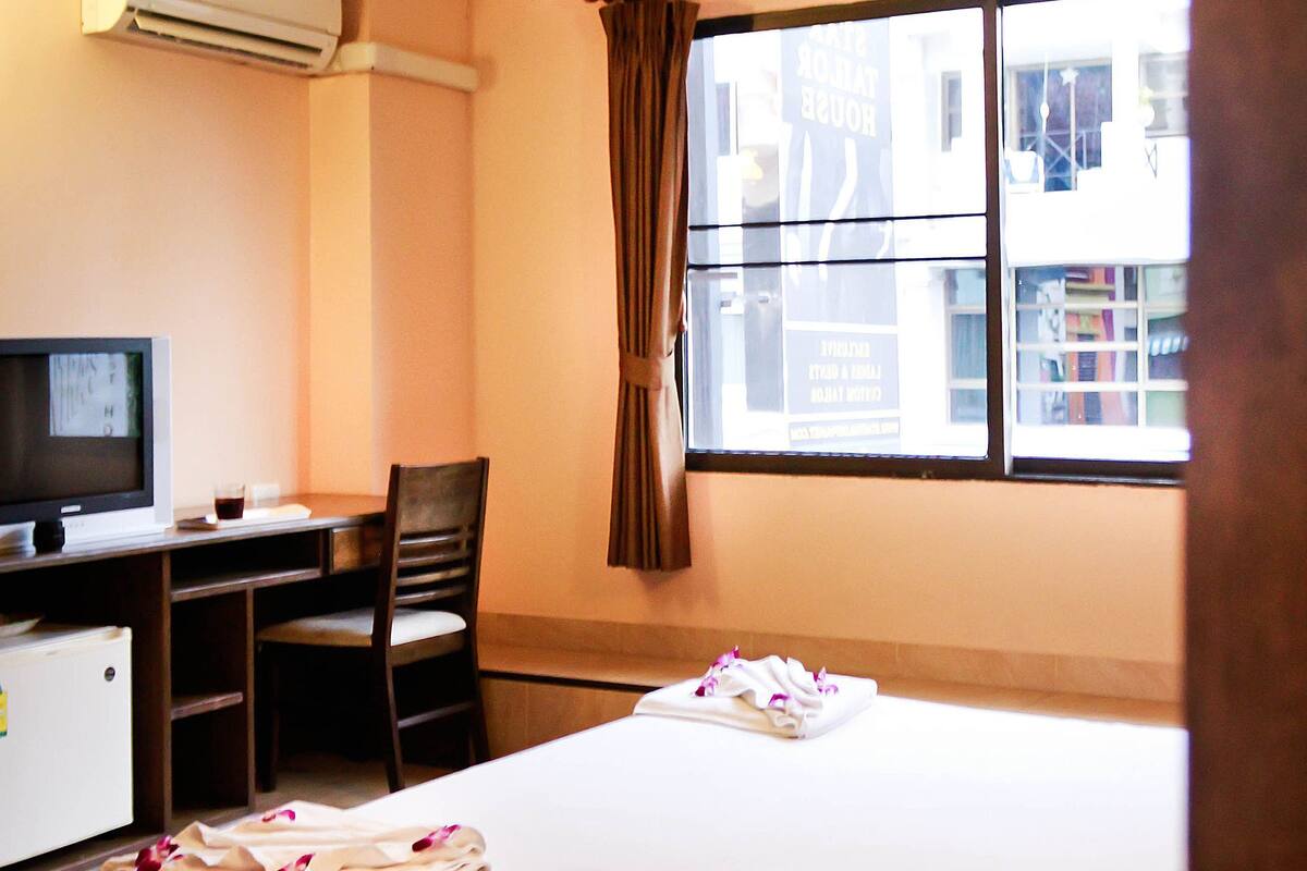 In-room safe, desk, free WiFi