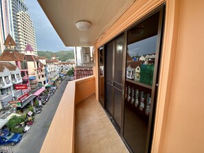 Quarto casal grand, 1 cama de casal, vista para a cidade | Cofres nos quartos, escrivaninha, Wi-Fi de cortesia