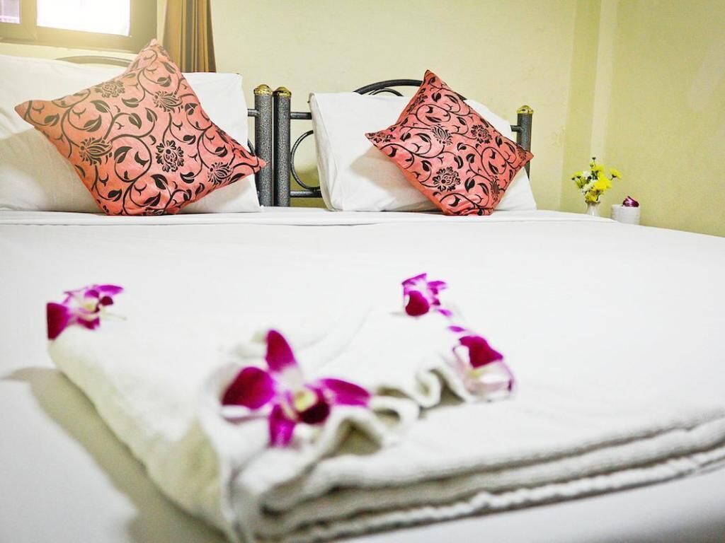 In-room safe, desk, free WiFi