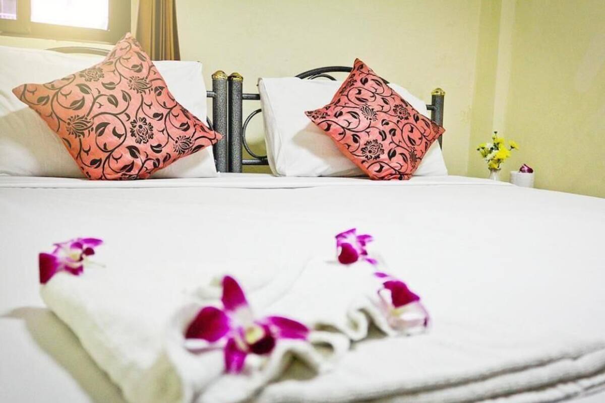 In-room safe, desk, free WiFi