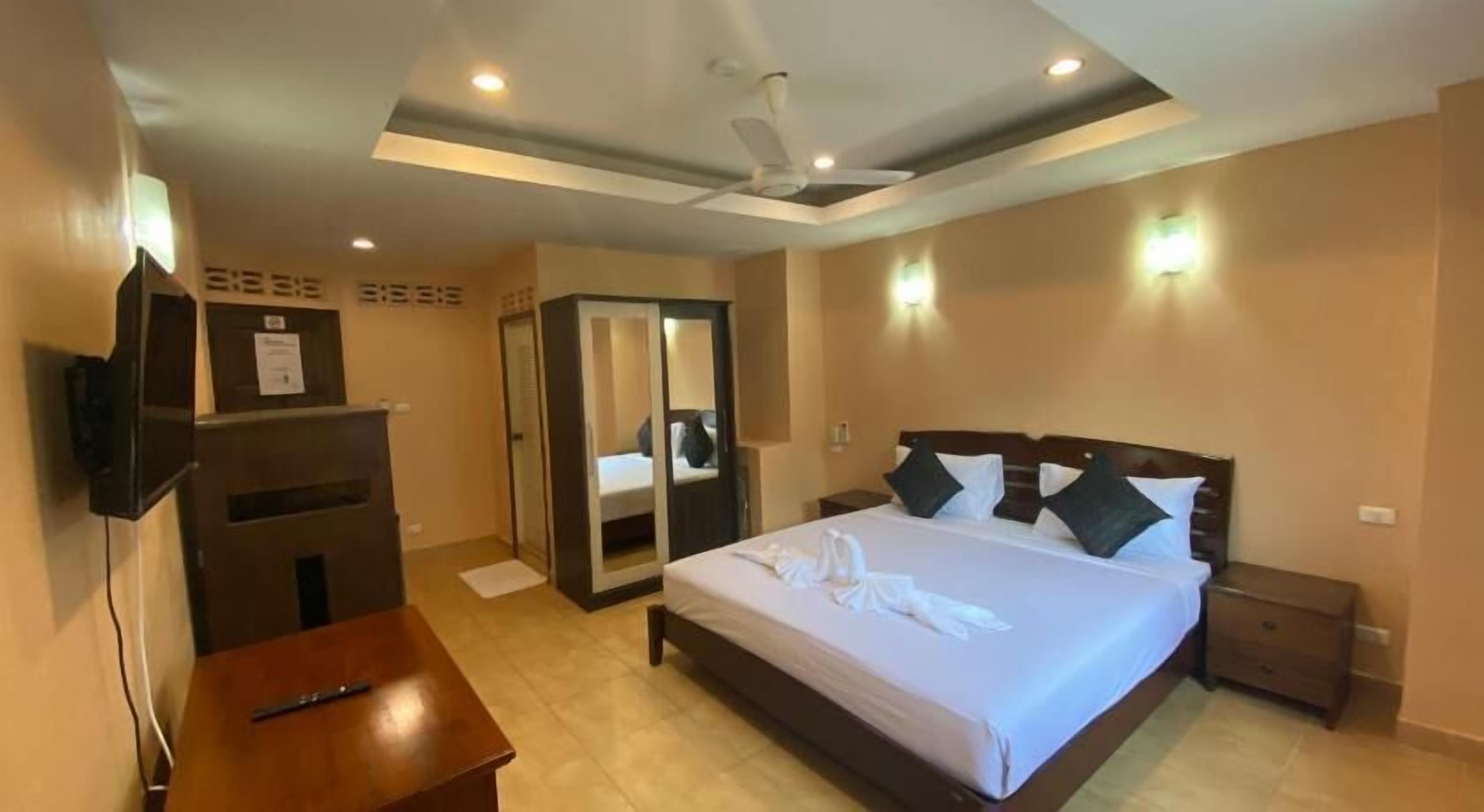 In-room safe, desk, free WiFi