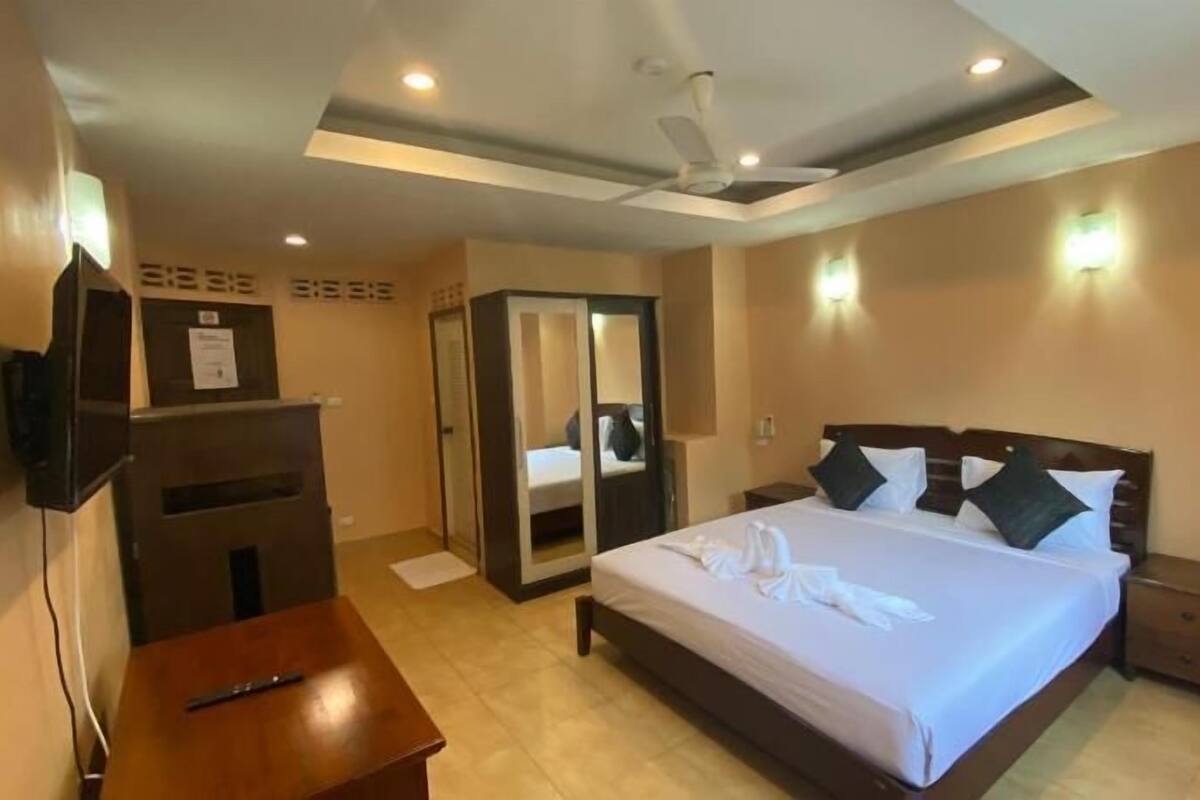 In-room safe, desk, free WiFi