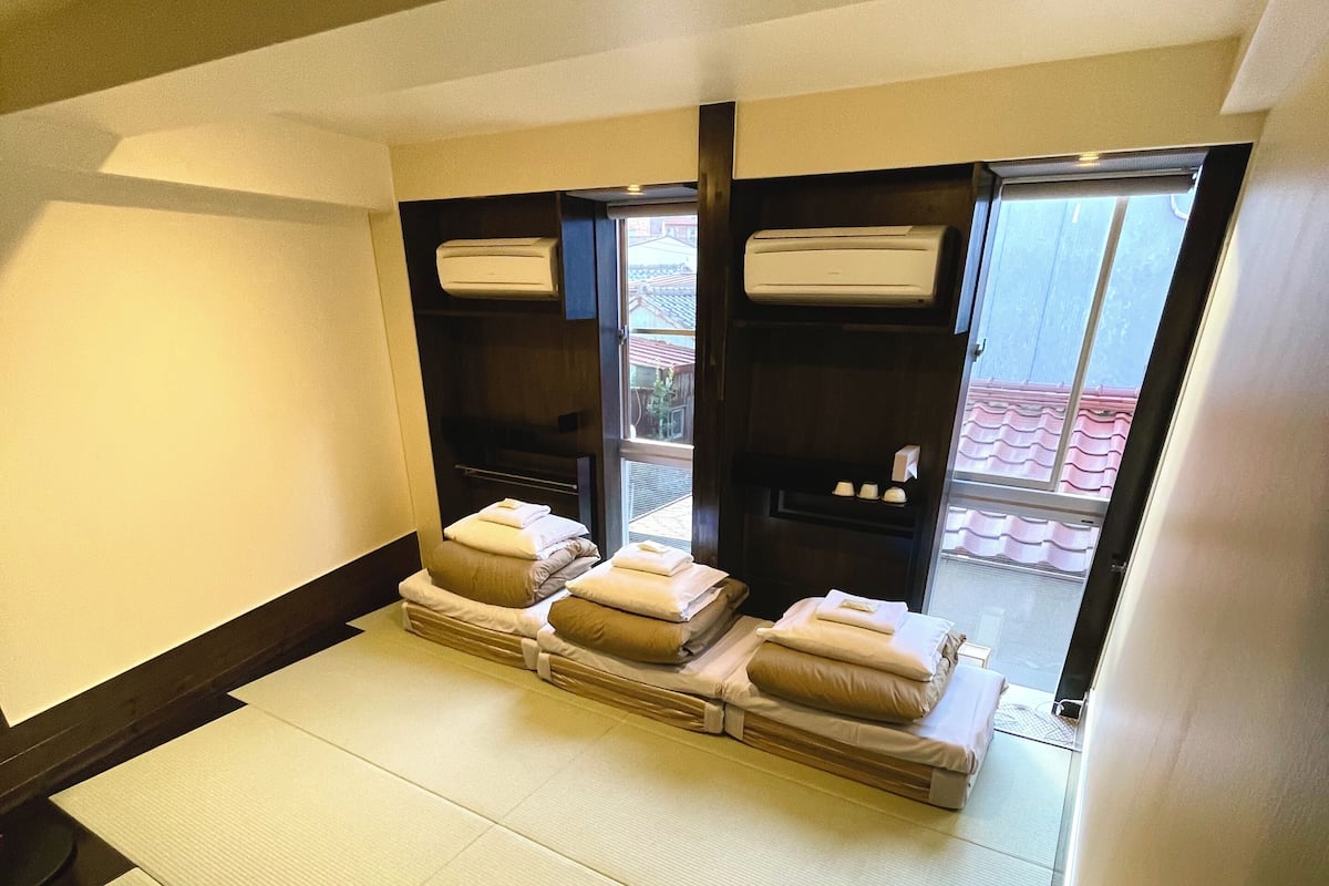 Skrivebord for bærbar PC, strykejern/-brett og wi-fi (inkludert)