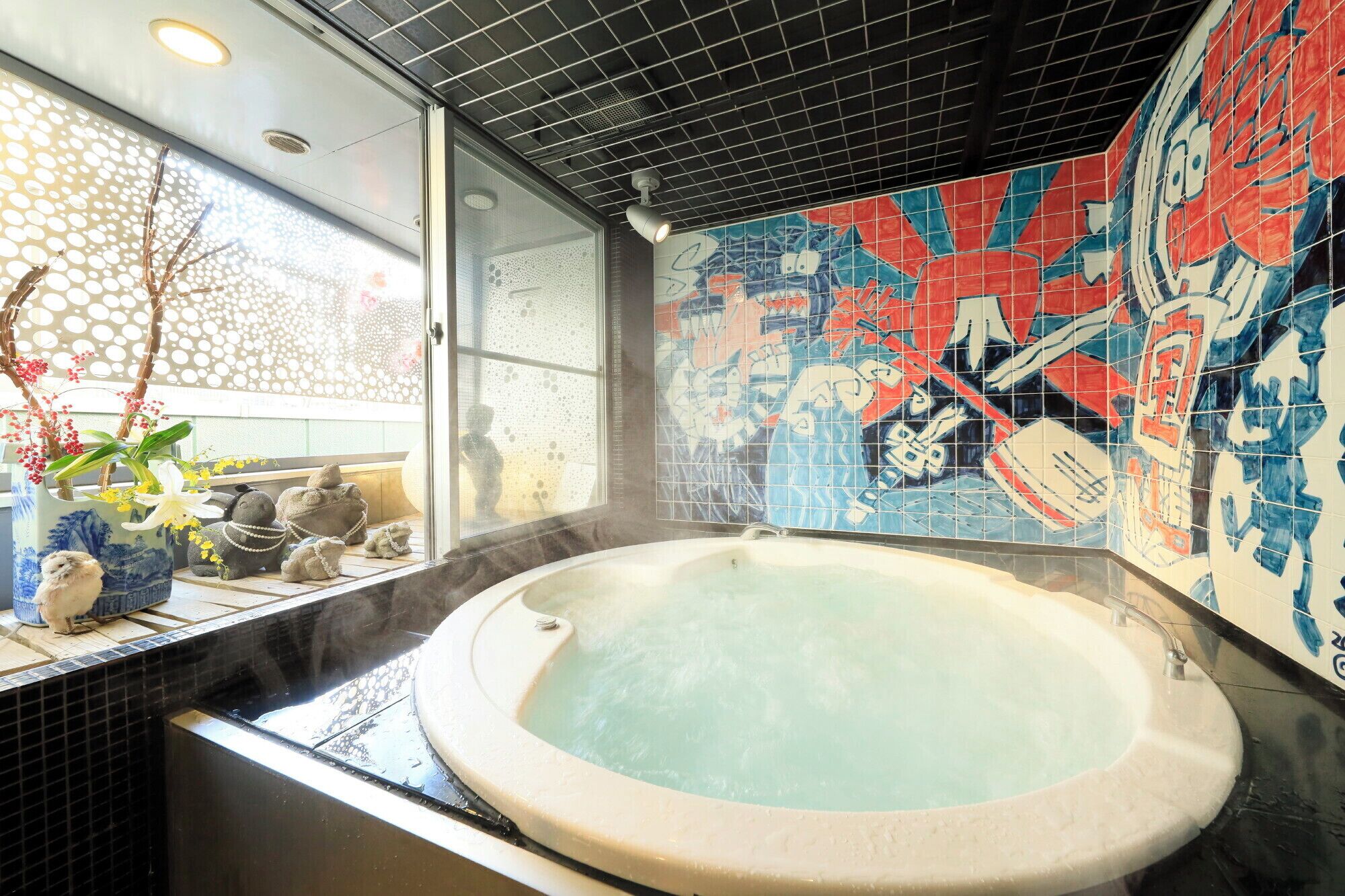Un jacuzzi con vista a un paisaje urbano a través de una ventana.