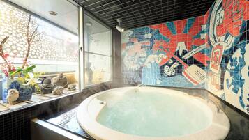 Un jacuzzi con vista a un paisaje urbano a través de una ventana.