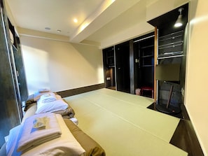 Tremannsrom – basic | Skrivebord for bærbar PC, strykejern/-brett og wi-fi (inkludert)