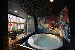 Articles de toilette gratuits, sèche-cheveux, peignoirs, chaussons