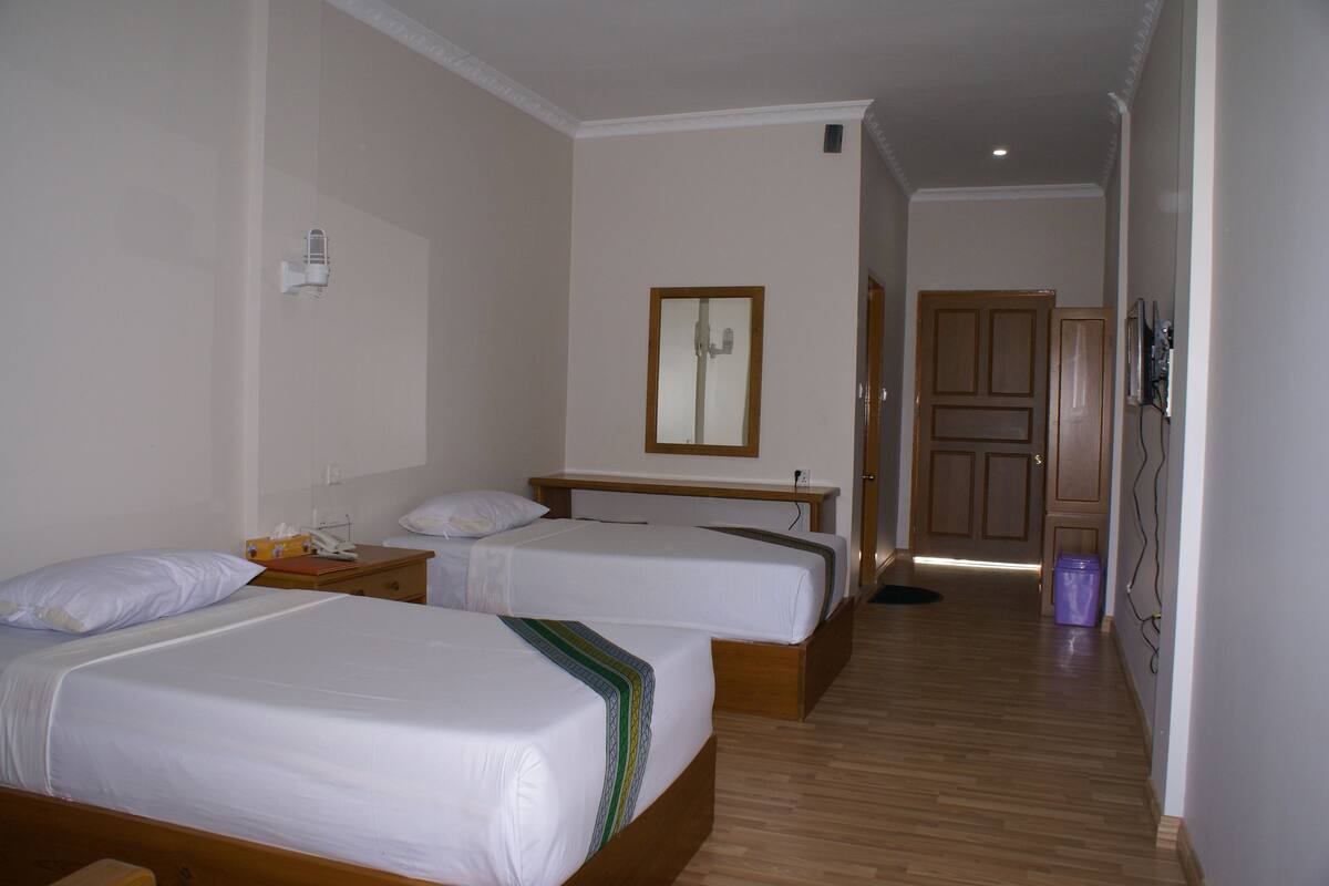 deluxe room, city view | minibar, in-room safe, desk, rollaway beds