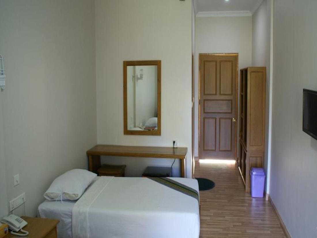 deluxe room, city view | bathroom | shower, free toiletries, hair dryer, slippers