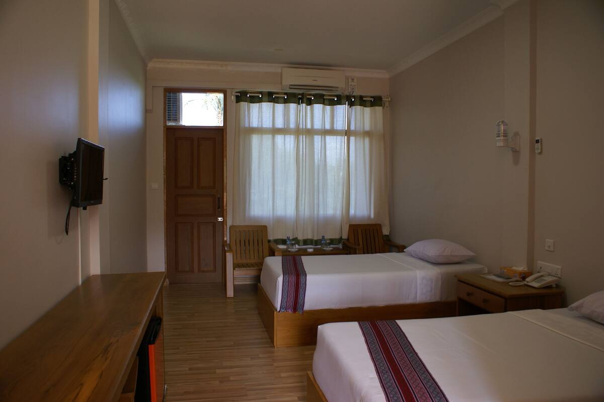 deluxe room, city view | minibar, in-room safe, desk, rollaway beds