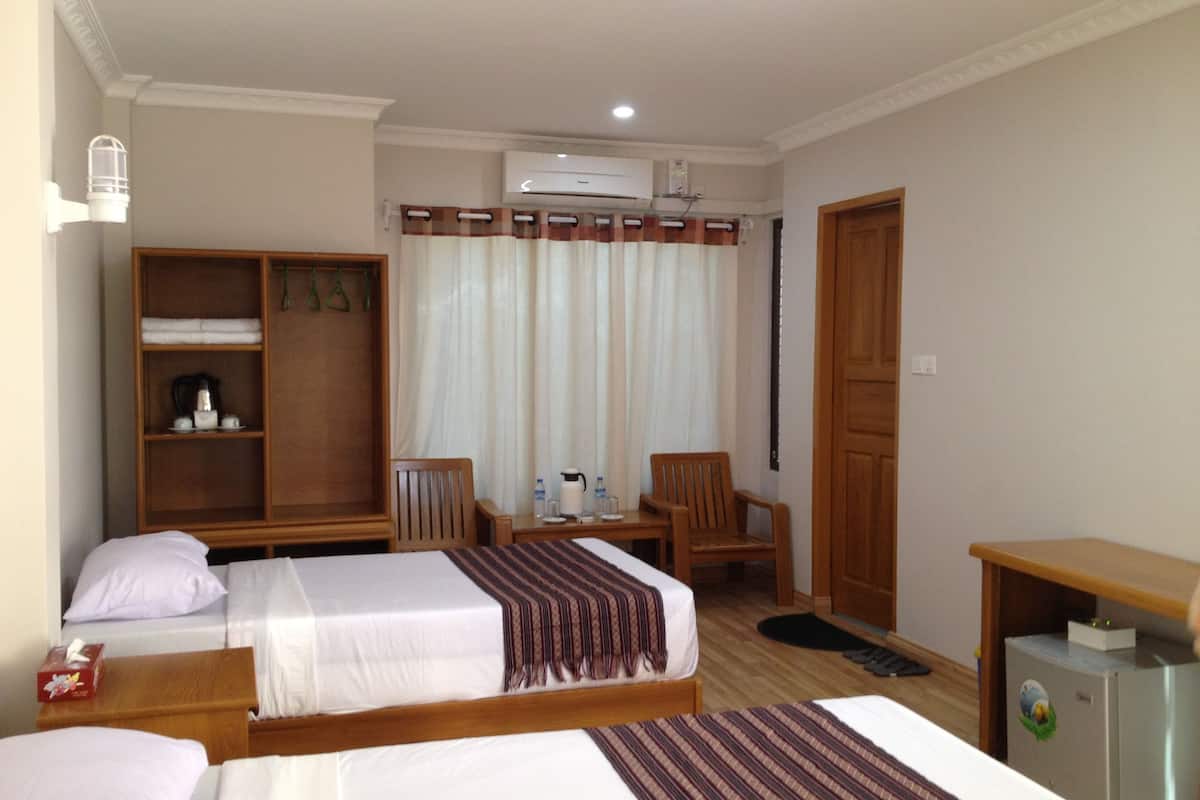 deluxe room, city view | minibar, in-room safe, desk, rollaway beds