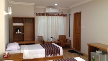 Chambre Deluxe, vue ville | Minibar, coffres-forts dans les chambres, bureau