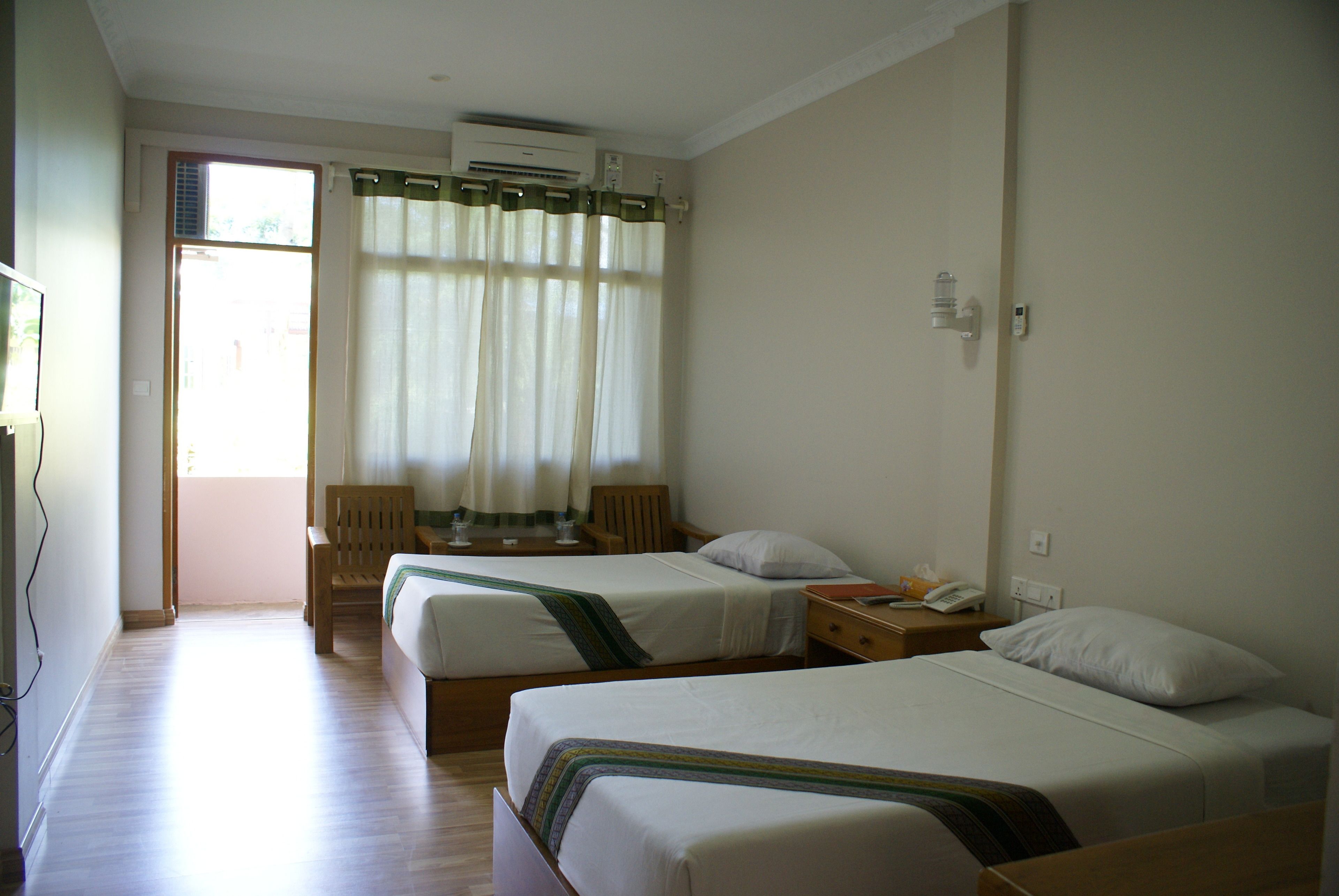 deluxe room, city view | minibar, in-room safe, desk, rollaway beds