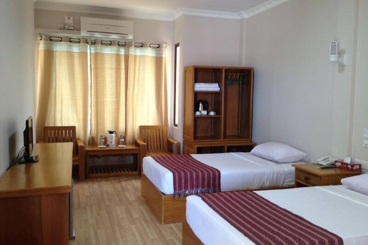 deluxe room, city view | minibar, in-room safe, desk, rollaway beds