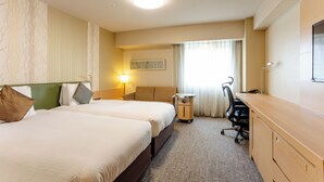 A hotel room with two beds, a desk, a chair, a lamp, and a window with curtains. - Richmond Hotel Premier Musashikosugi (Kawasaki)