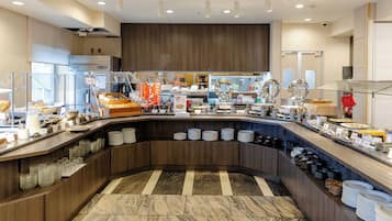 Petit déjeuner et dîner servis sur place